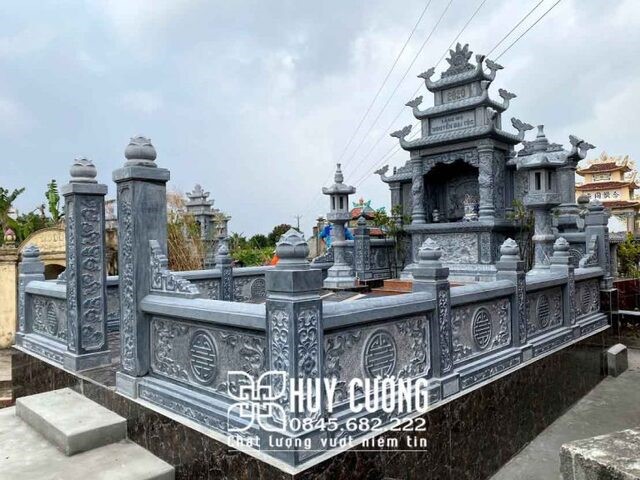 Khu lăng mộ đá lớn gồm đầy đủ các phần như lăng thờ đá, lan can đá, mộ đá, cổng đá,… được lắp đặt tại nhà anh Phong ở Lào Cai