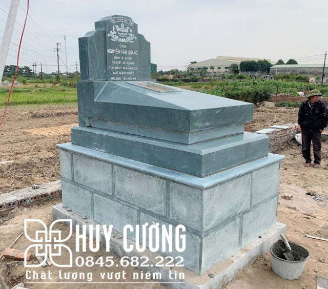 Mộ đá xanh rêu đơn giản chế tác nguyên khối của gia đình ông Luân – Quảng Ninh