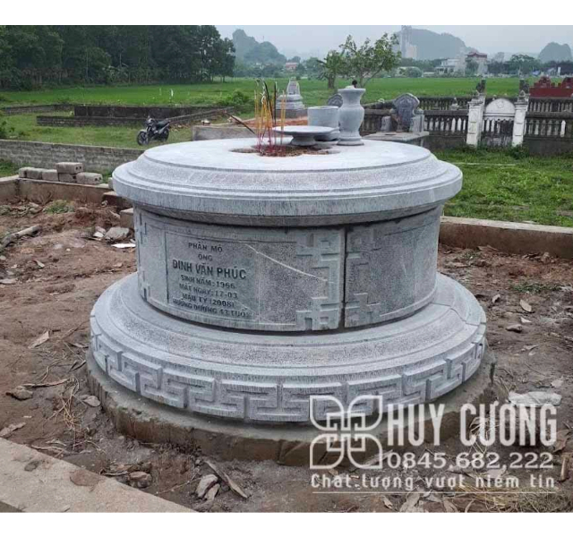 Mộ đá tròn đôn cao được làm từ đá trắng bền bỉ của gia đình ông Thoan – Hà Nam