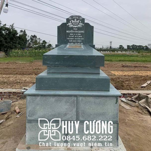 Mẫu mộ đá xanh rêu nguyên khối được lắp đặt tại xóm Trại, xã Hiệp Hòa, huyện Vĩnh Bảo