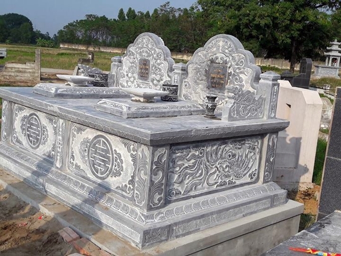 Mộ đá đôi không mái được cham khắc phương của nhà chị Linh ở Hà Đông