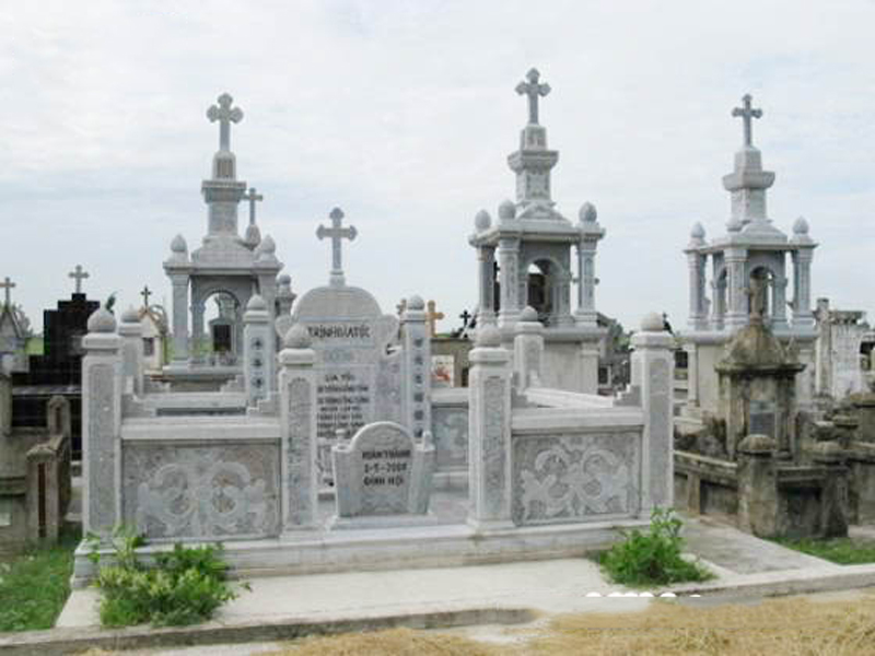 Khu lăng mộ công giáo với nhiều ngôi mộ