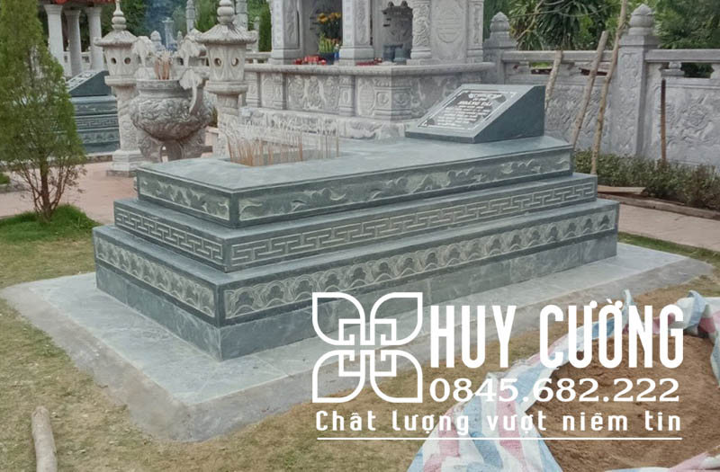 mộ đá tam cấp xanh rêu đơn giản tại Bắc Giang