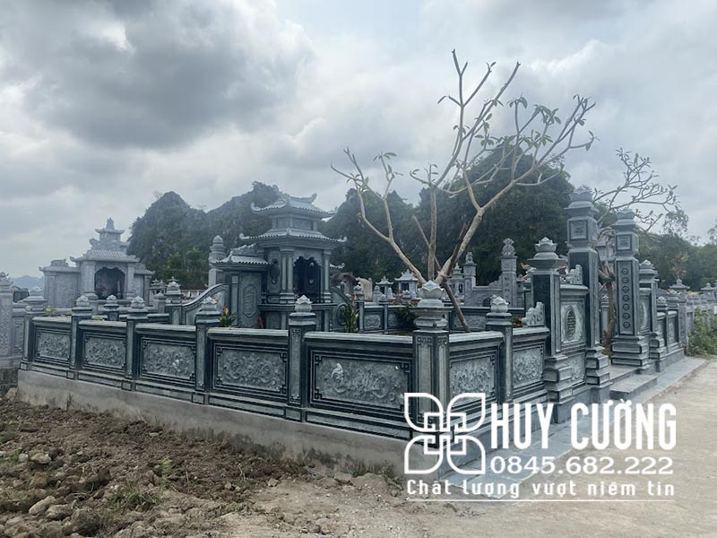 Khuôn viên lăng mộ đá xanh rêu đẹp cao cấp ở Hưng Yên